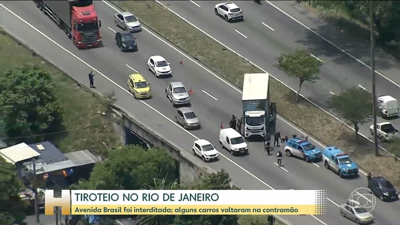 Bandidos atravessam caminhões na Av. Brasil em reação a operação policial