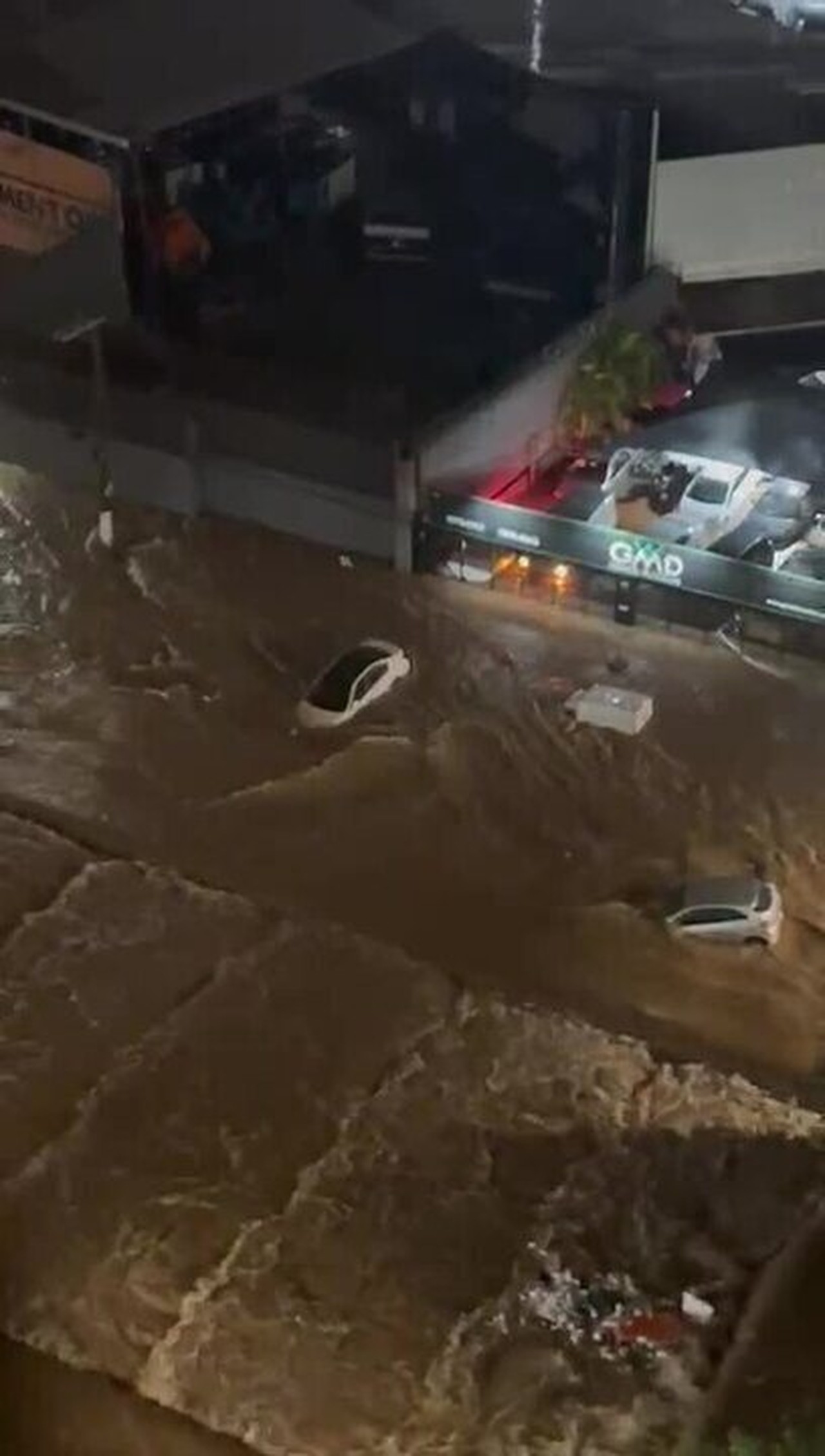 Motorista de app é achada morta em carro submerso na enchente em SP