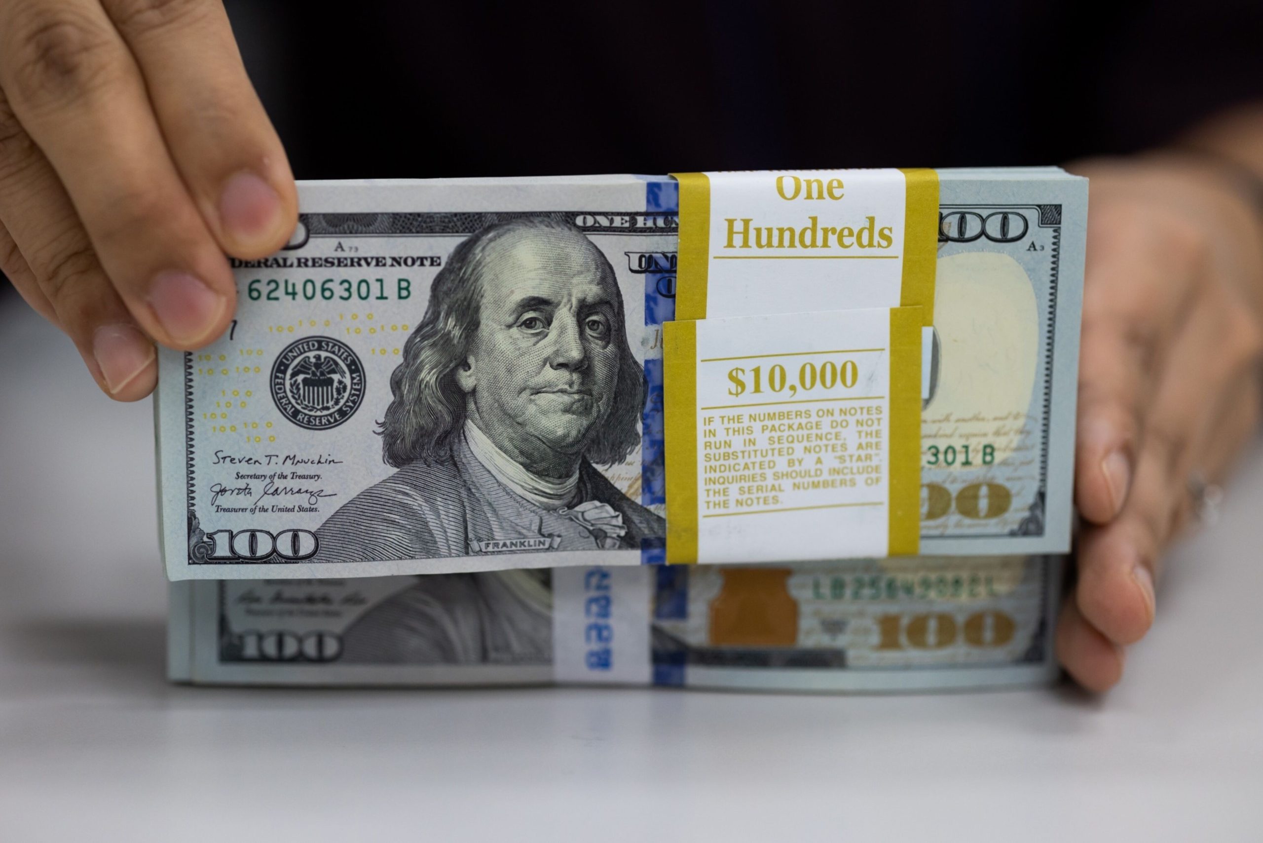 Cotação do Dólar Hoje: Moeda Inicia a Semana em Baixa e Mercados Aguardam Dados Econômicos