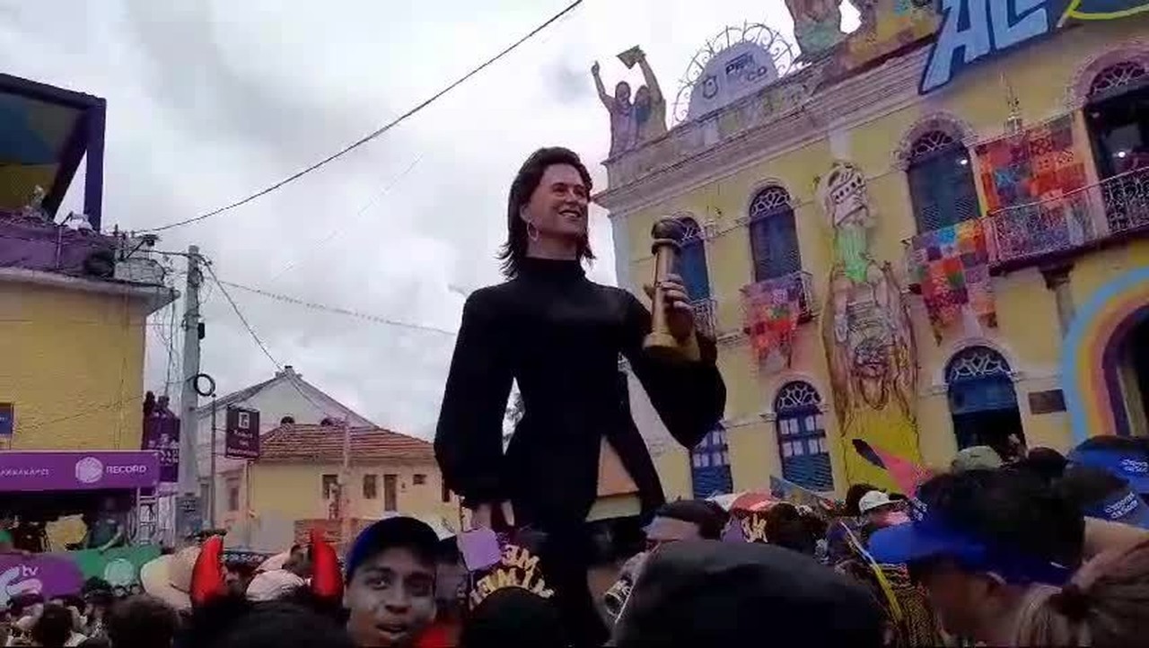 Boneca gigante de Fernanda Torres faz sucesso em Olinda