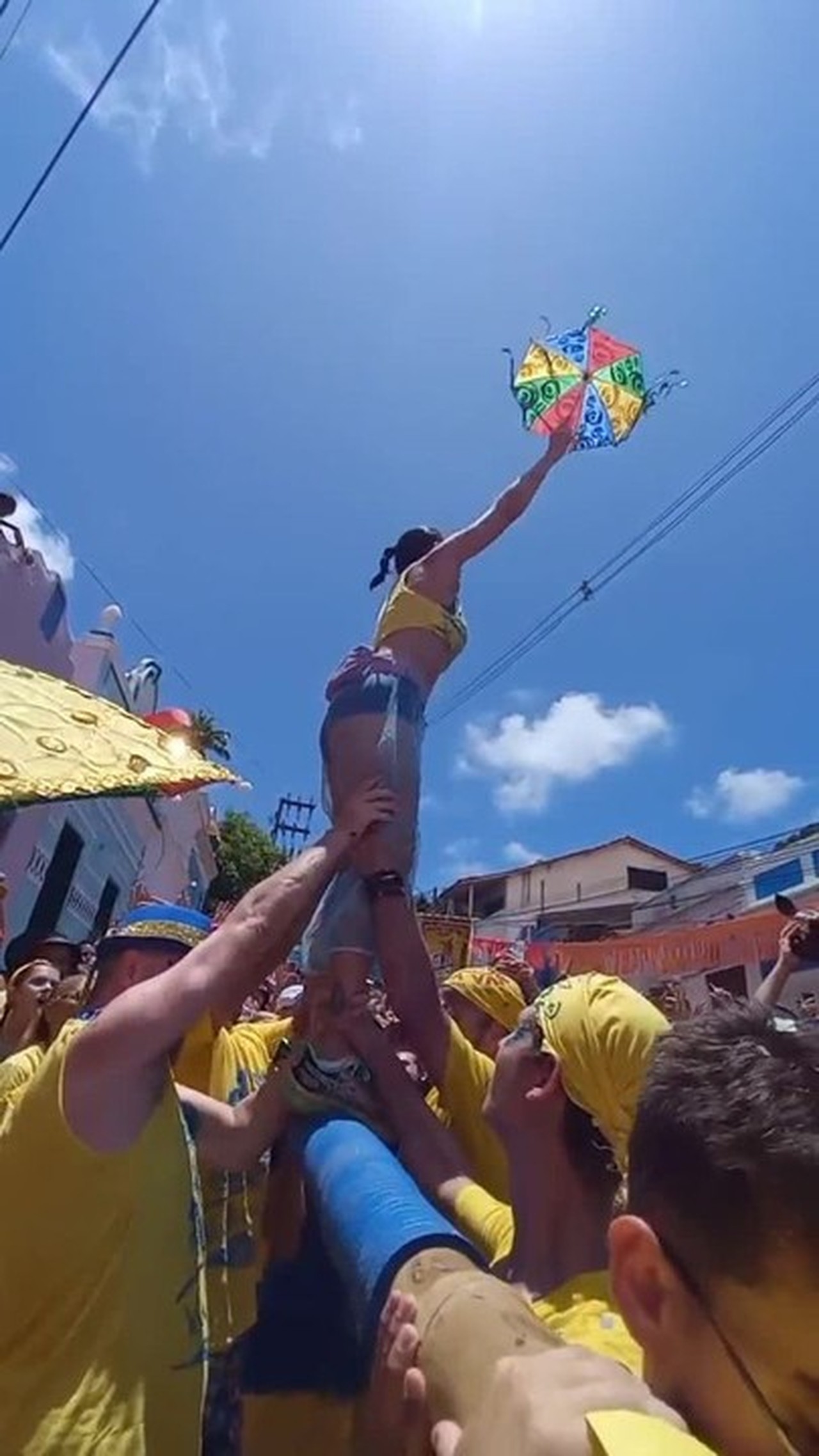 'É grande, mas foi gostoso', brinca foliona que subiu em vara em bloco