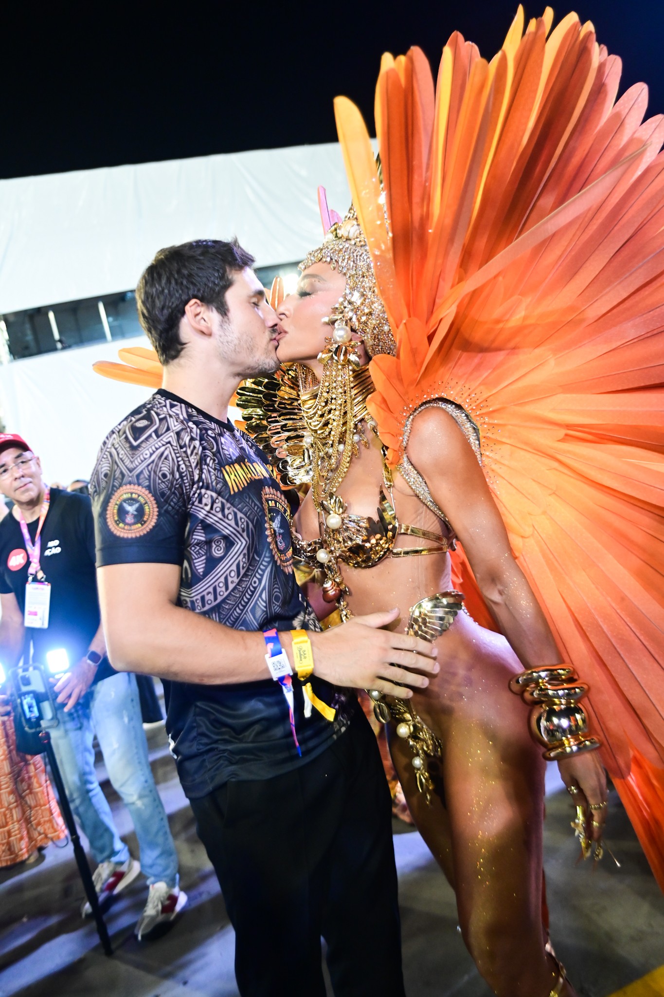 Sabrina ganha beijo de Prattes antes do desfile; veja mais fotos