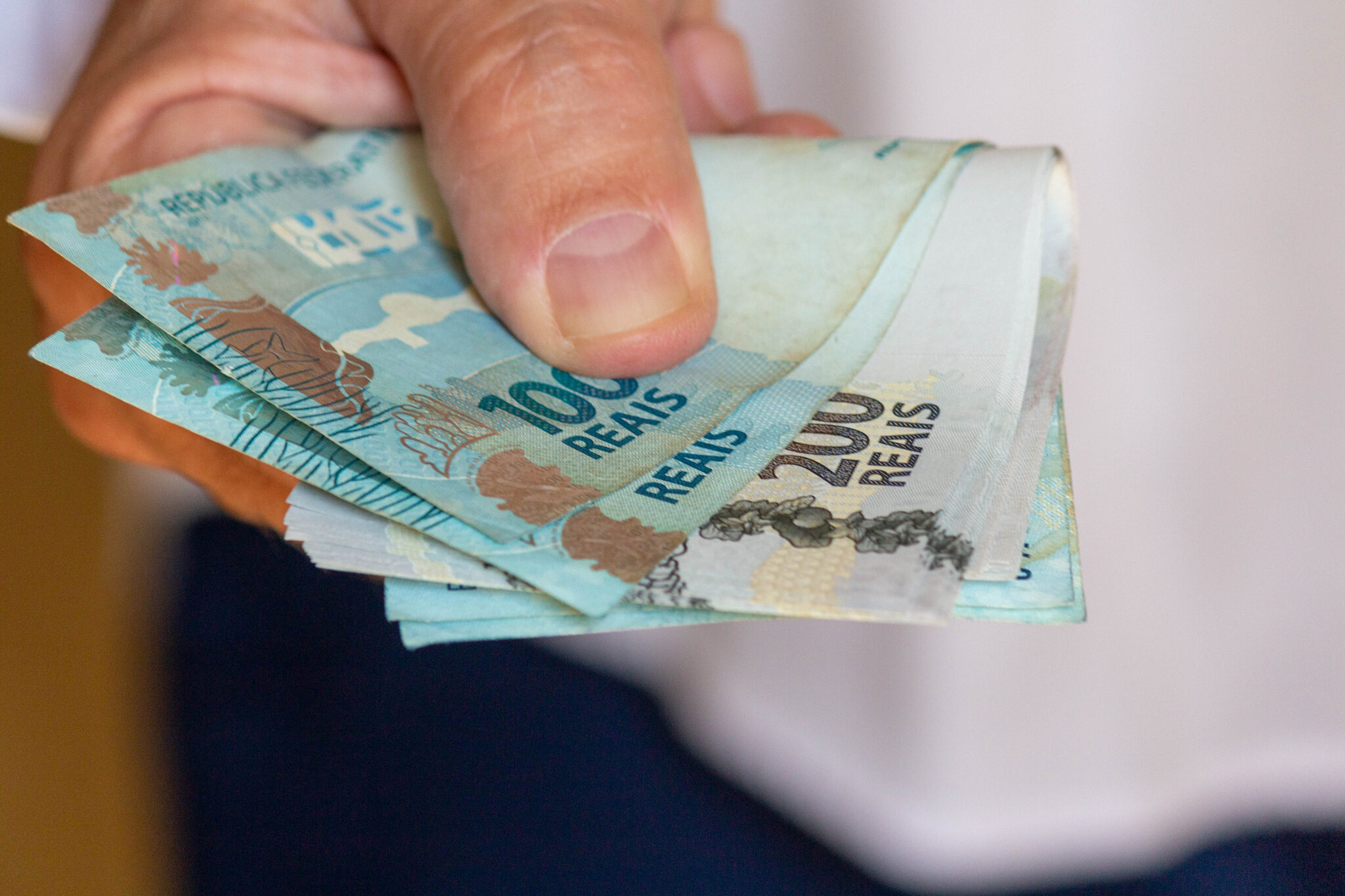 Brasileiros que não investem: os riscos de ficar parado e como começar a mudar hoje