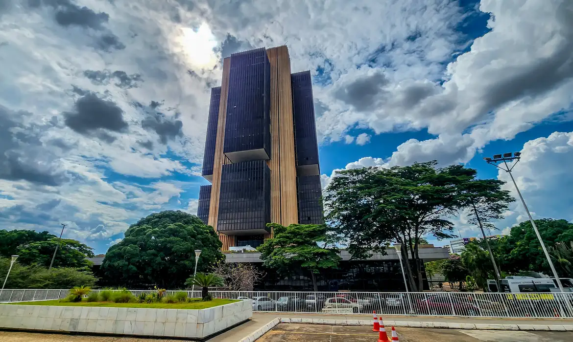 Boletim Focus aponta alta na previsão do PIB e queda na inflação para 2025