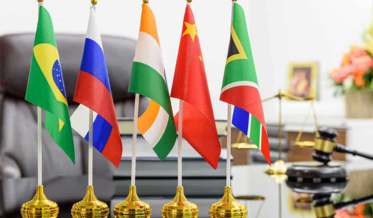 Sistema de pagamento do BRICS avança com foco em moedas locais e comércio global